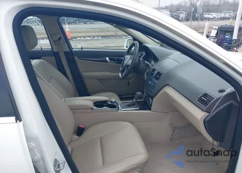 2010 Mercedes-Benz C 300 Luxury 4Matic/Sport 4Matic z USA, uszkodzony, nr VIN WDDGF8BB7AR122240